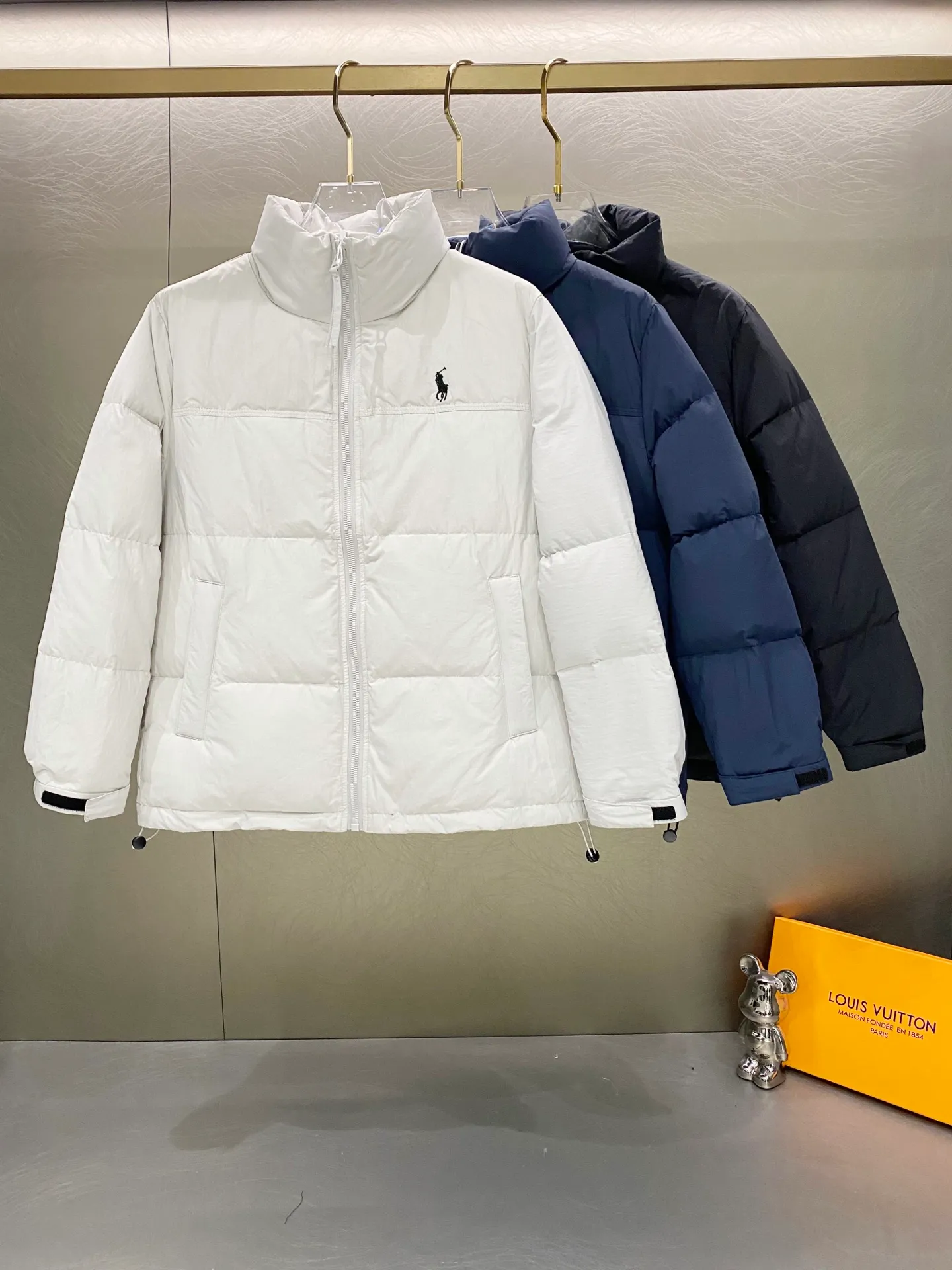 P660 Ralph Lauren/Ralph Lauren matte classic new winter down jacket, same style for men and women, versatile and warm!     It is filled with 90% white duck down and has better thermal insulation performance. It is lightweight and not heavy, and has good loft recovery after compression. The interior is made of nylon with a double-layer sealing design that will not cause any velvet leakage. The adjustable hem with built-in drawstring buckle can prevent wind and cold.  Color: Black White Navy Size: M-2XL